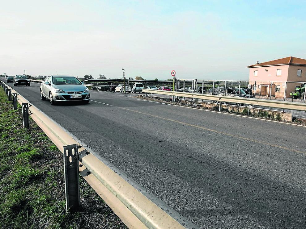 El cadáver de la víctima fue hallado en este punto de la carretera VP-24, detrás de la bionda.
