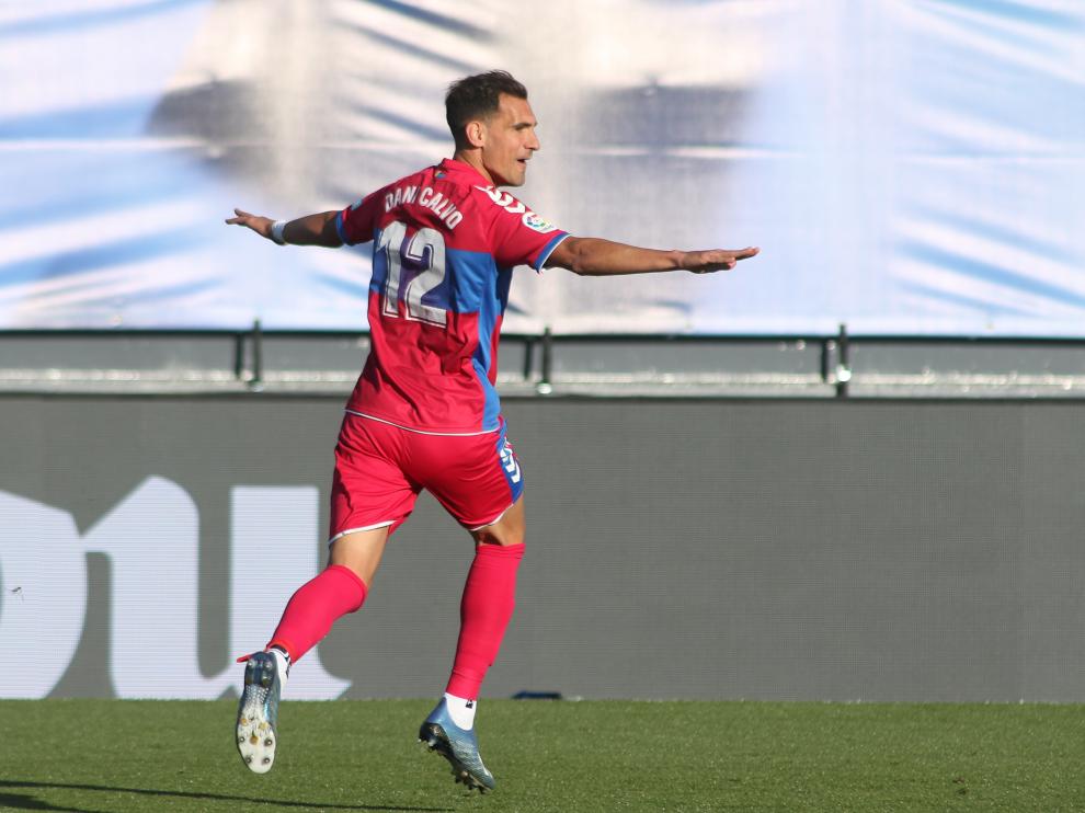 El oscense Dani Calvo celebra su gol al Real Madrid con el Elche.