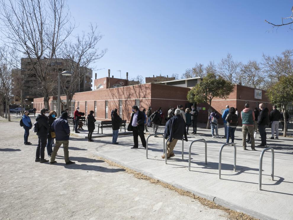 Exterior del centro de salud Bombarda, con decenas de profesionales esperando a ser vacunados esta tarde.