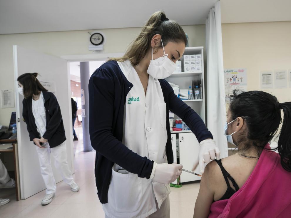 La suspensión de la vacuna de Astra Zeneca sorprendió al punto de vacunación de Bombarda en pleno proceso.