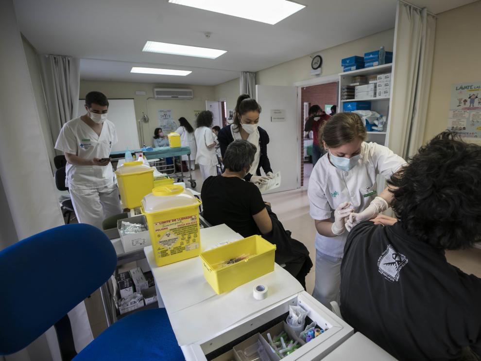 La suspensión de la vacuna de Astra Zeneca sorprendió al punto de vacunación de Bombarda en pleno proceso.