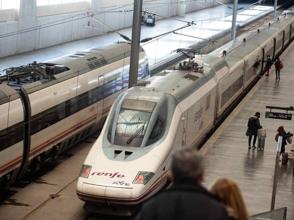 Salida del AVE Zaragoza-Madrid en la estación Delicias.