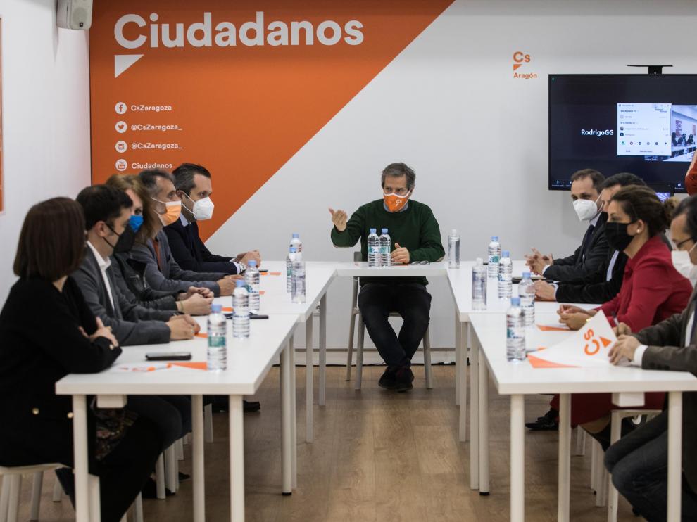 El coordinador de Cs-Aragón, Daniel Pérez Calvo, en el centro, en la reunión extraordinaria del comité autonómico, este jueves por la tarde.