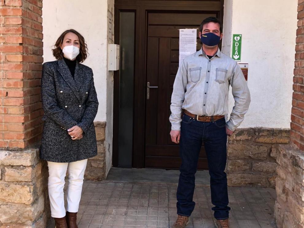 El alcalde de Noguera, en la puerta del consultorio.