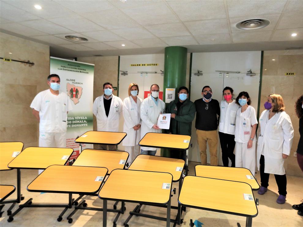 La Asociación Alcer-Huesca entrega al Hospital Universitario San Jorge de Huesca 12 mesas auxiliares para la sala de hemodiálisis
