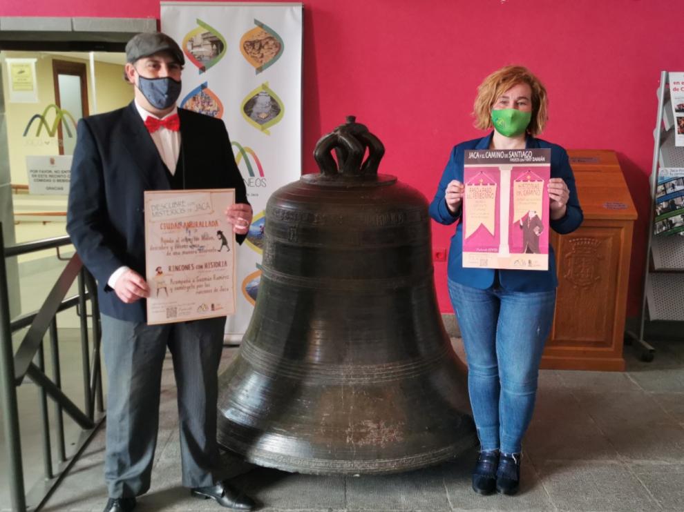 Olvido Moratinos y Manuel Bueno, con los carteles de las actividades.