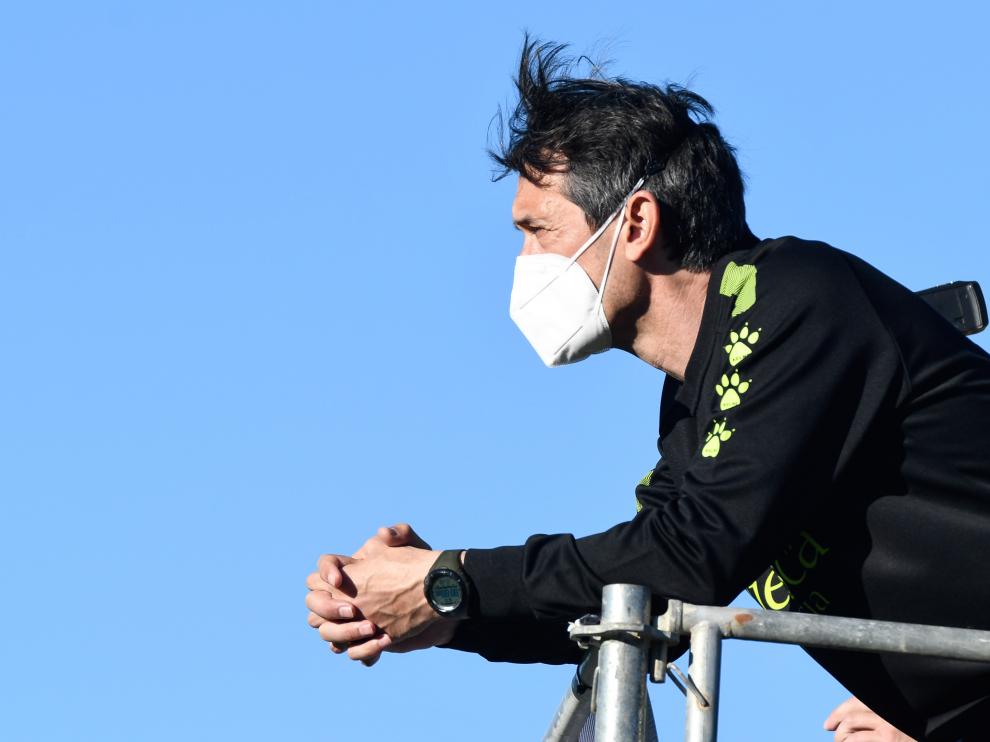 Pacheta observa desde lo alto el entrenamiento de la SD Huesca de este martes.