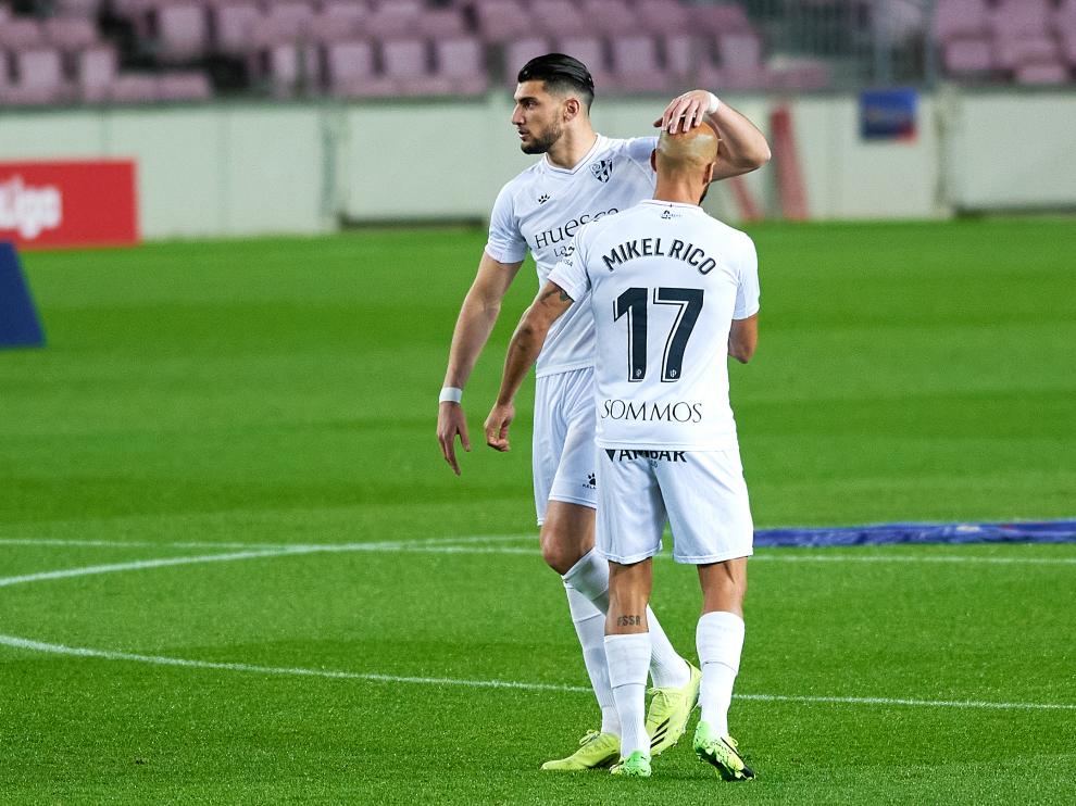 Rafa Mir y Mikel Rico, durante el partido frente al Barcelona.