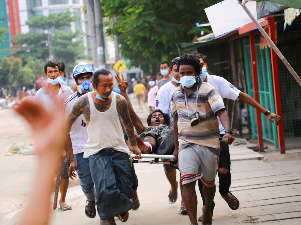 Traslado de un herido de bala durante las protestas