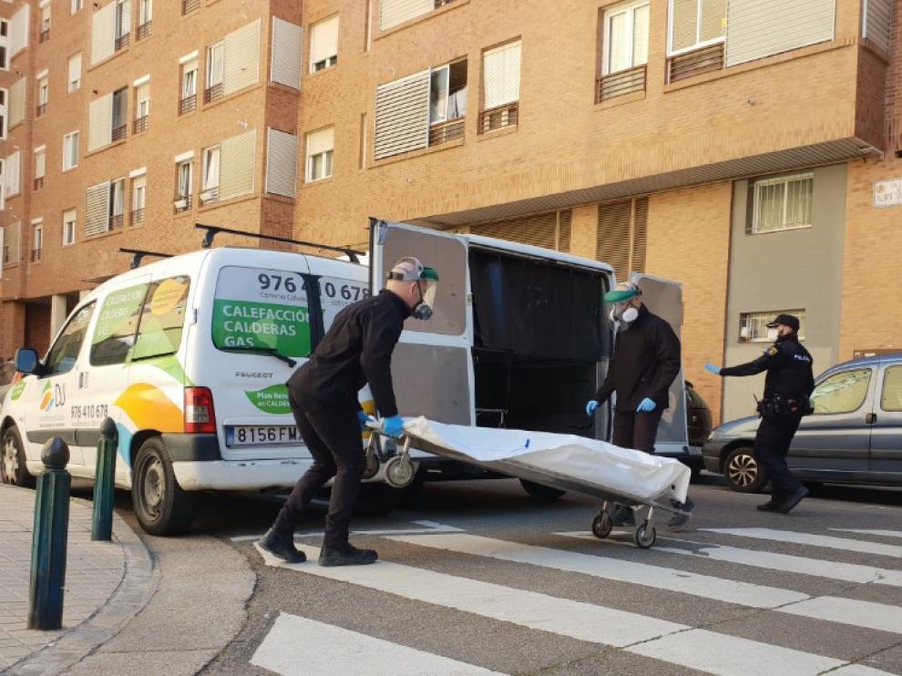 Dos miembros de la Hermandad de la Sangre de Cristo retiraban ayer el cuerpo de uno de los fallecidos en la calle de Emilio Castelar.