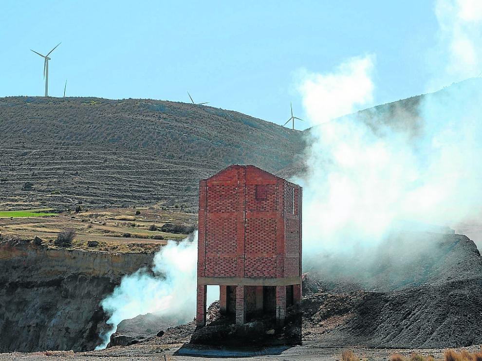 La intensa humareda surge del yacimiento de carbón incendiado en la antigua mina.