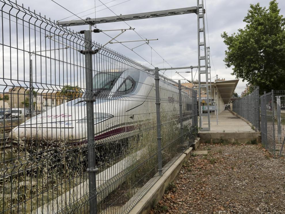 Tren AVE estacionado en la Intermodal de Huesca.