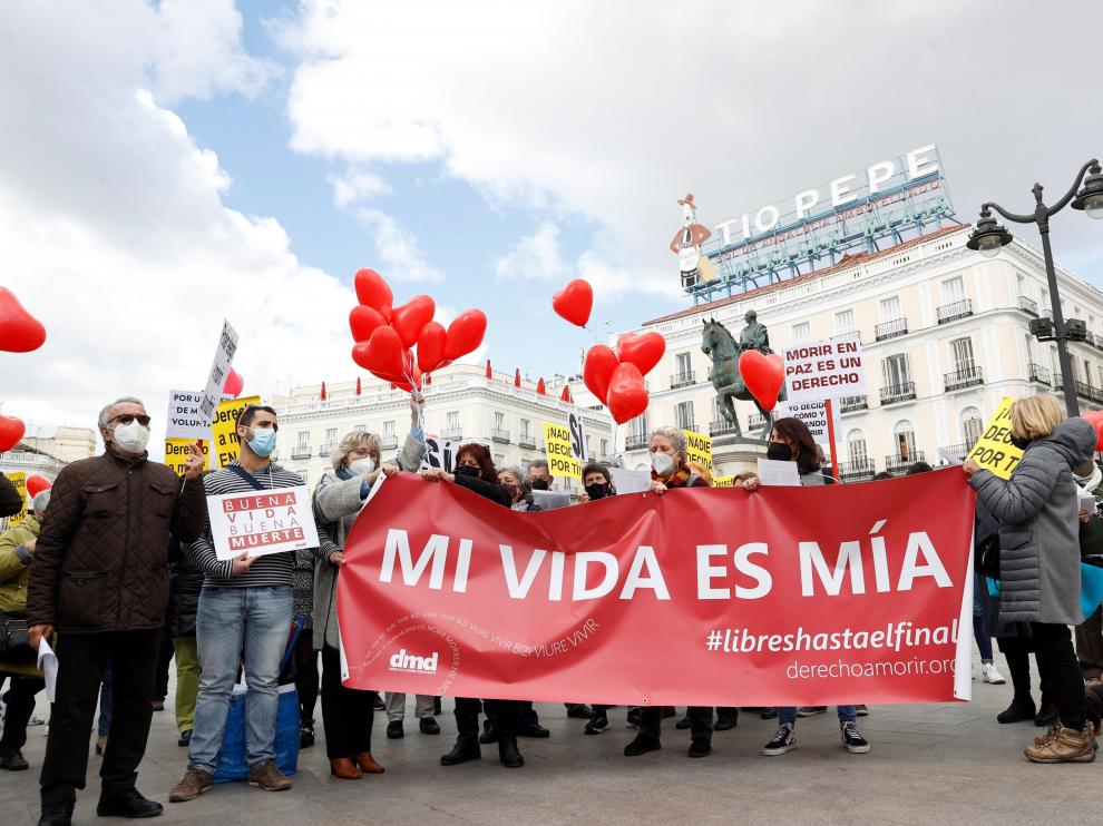 Miembros de la asociación Derecho a Morir Dignamente, concentrados en Madrid