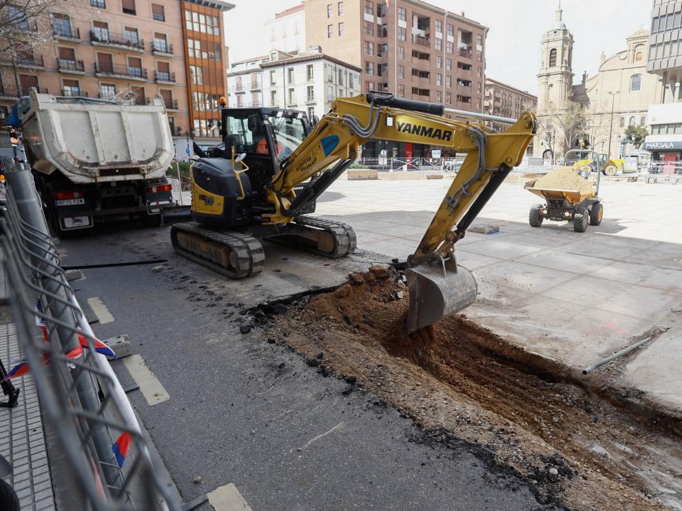 Una máquina abre una zanja en los extremos de la plaza de Salamero.