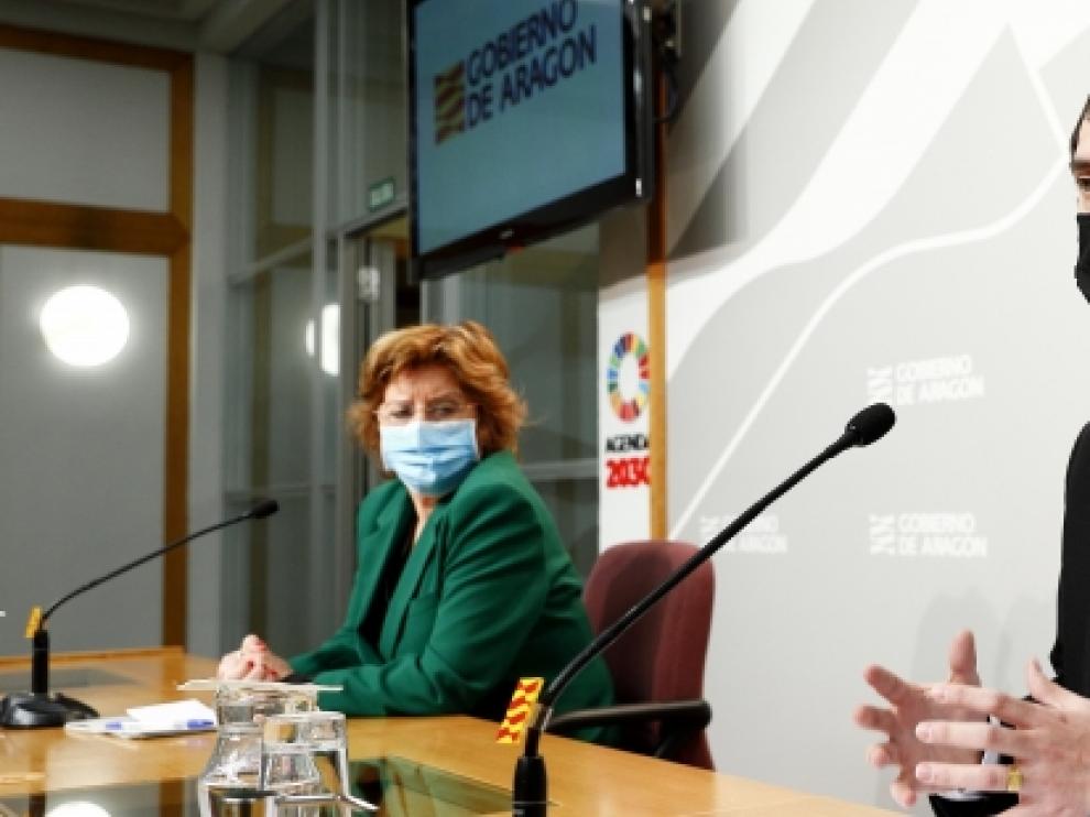 Adrián Gimeno, director gerente del IAJ, en primer plano, y la consejera de Ciudadanía, María Victoria Broto, este viernes en rueda de prensa,