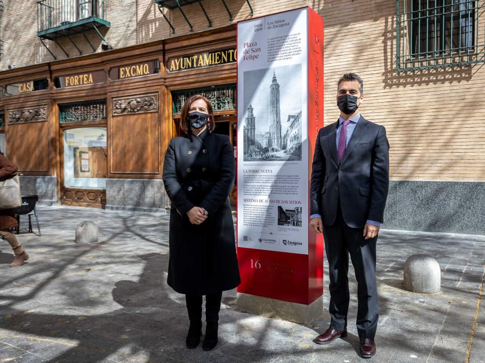 Ayuntamiento y Caja Rural de Aragón renuevan los hitos de Los Sitios instalados en varios puntos de la ciudad