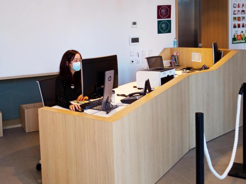 Cierzo Gestión ofrece un servicio de conserjería con profesionales formados.