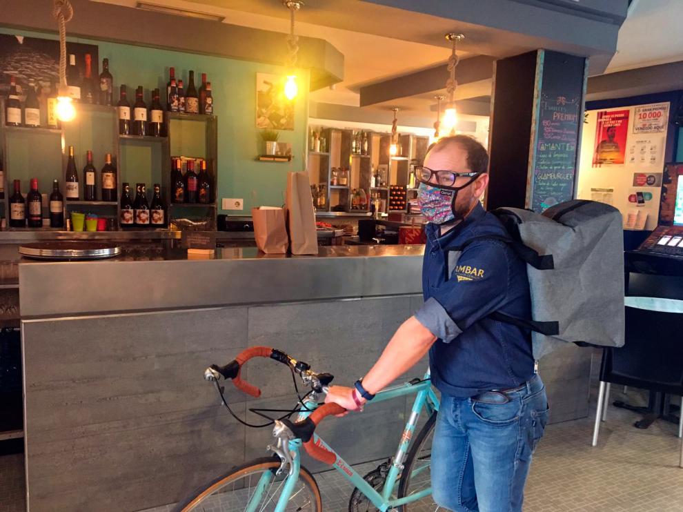 David ha empezado a repartir comida a domicilio con su bici y una mochila.