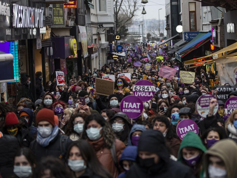 Cientos de mujeres por las calles de Estambul