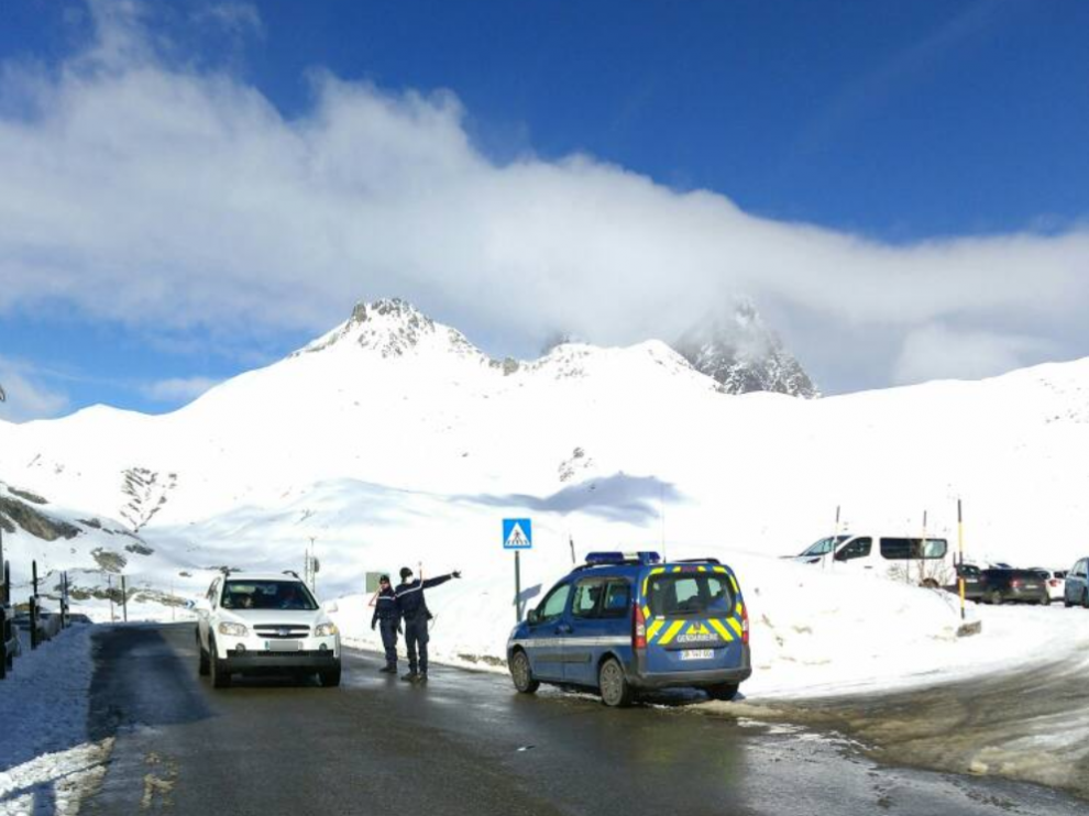 Control de la gendarmería justo al inicio de la vertiente francesa del Portalet