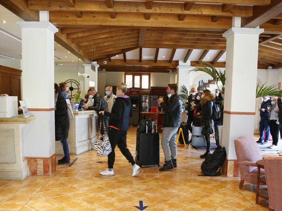 Turistas alemanes a su llegada a un hotel de Mallorca este sábado.