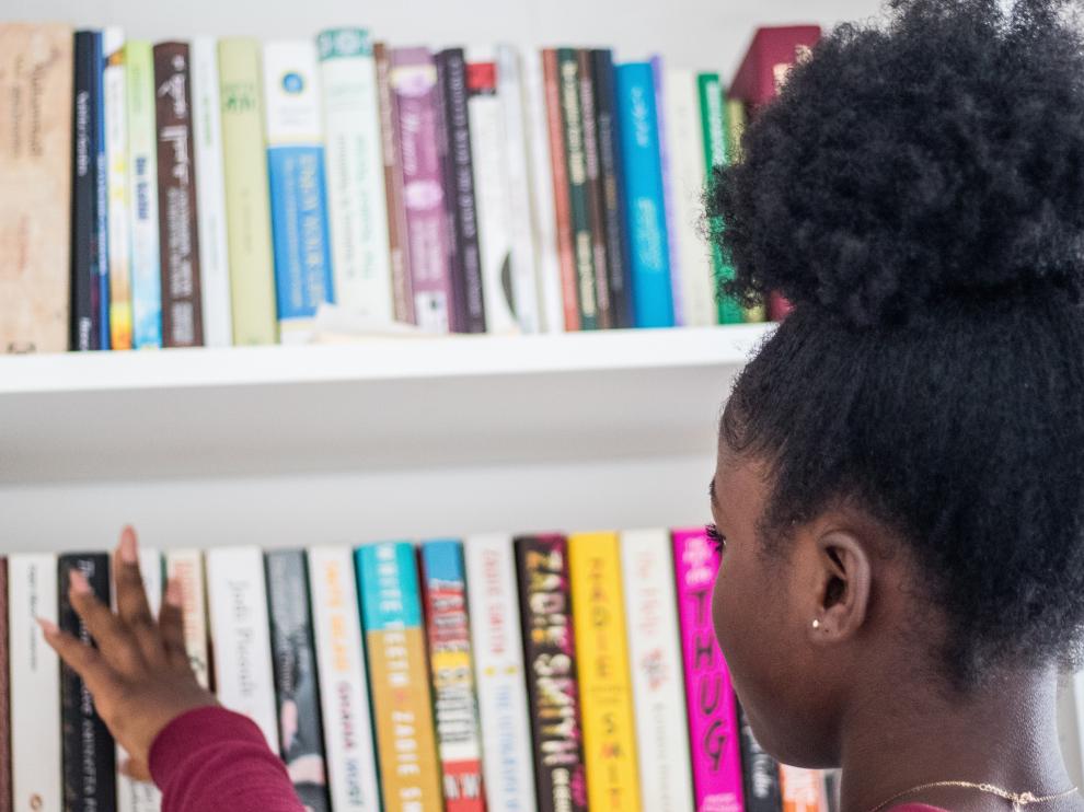 Imagen de recurso de una niña buscando un libro.