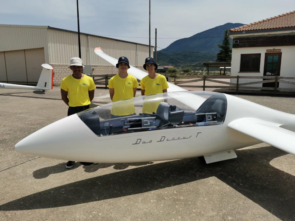 Tres de los jóvenes que realizaron el campamento el pasado verano en el aeródromo de Santa Cilia.