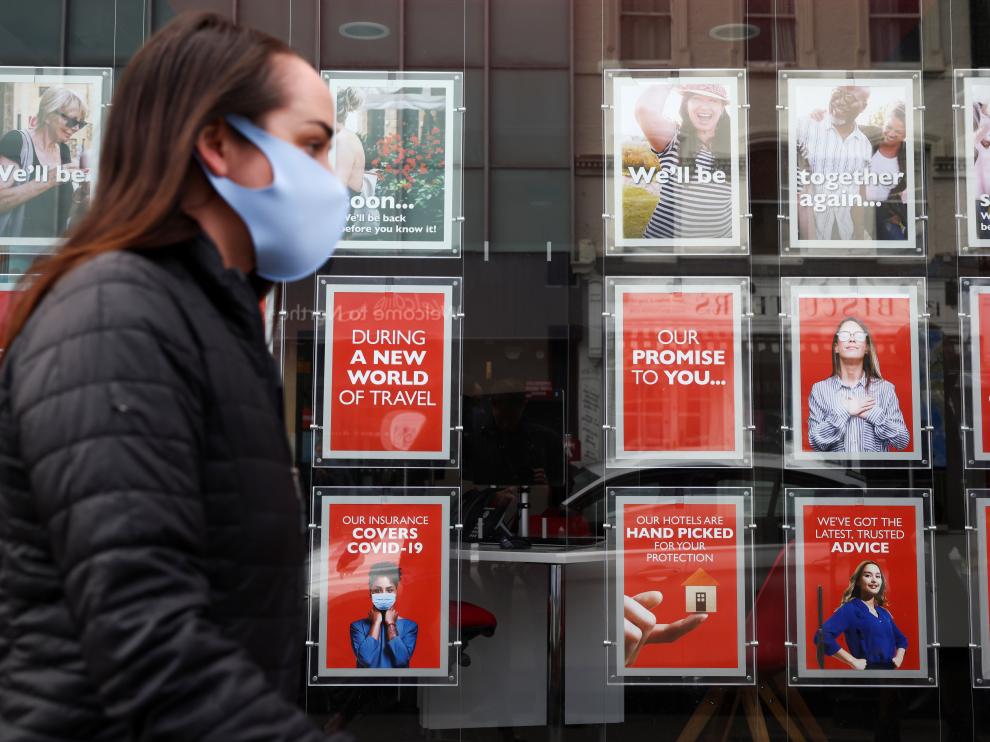 Una mujer con mascarilla en Londres.