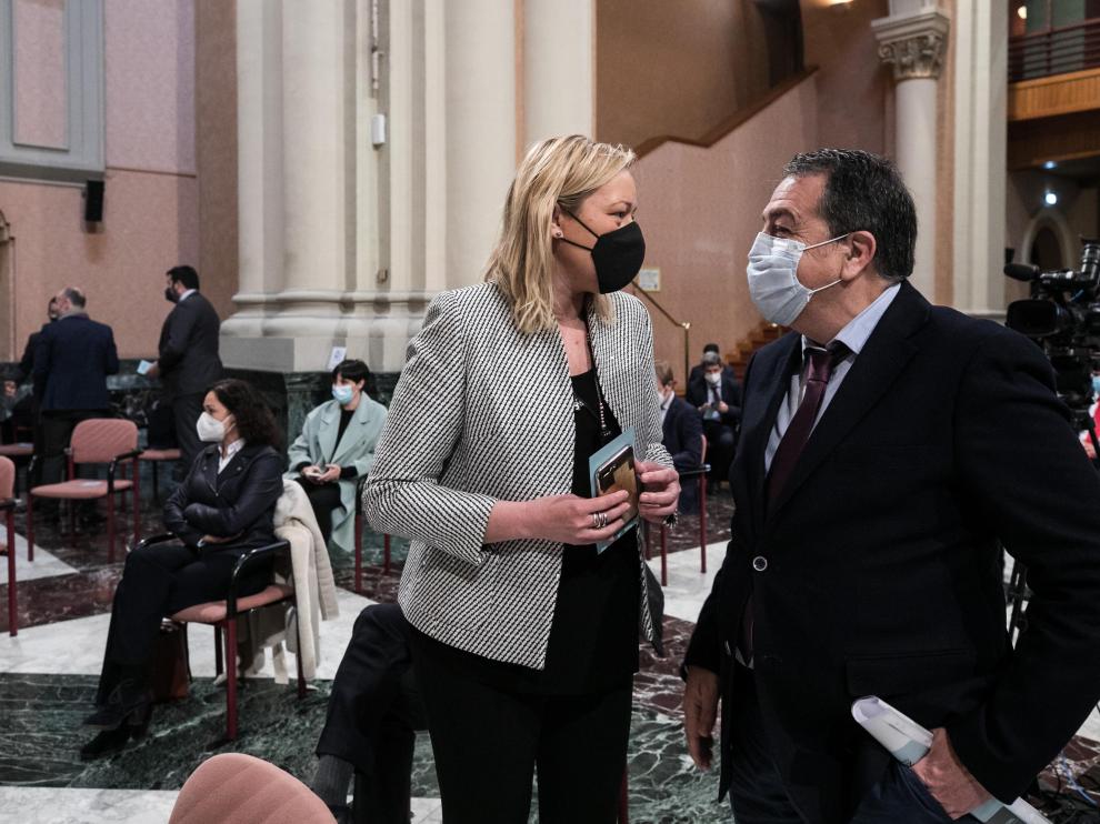 La consejera de Economía, Marta Gastón, con el Juan Antonio Muñoz Codina, hasta ahora director general de la factoría zaragozana de PSA (Grupo Setllantis) ,