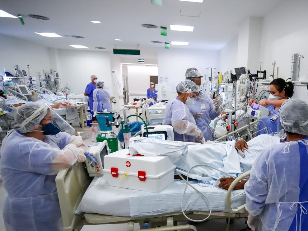 Brasil teme ahora a la falta de oxígeno y fármacos en unas UCI desbordadas