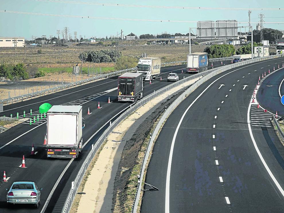 Camiones circulando por el tramo de la A-68 que se abre mañana, a la altura de Pedrola.