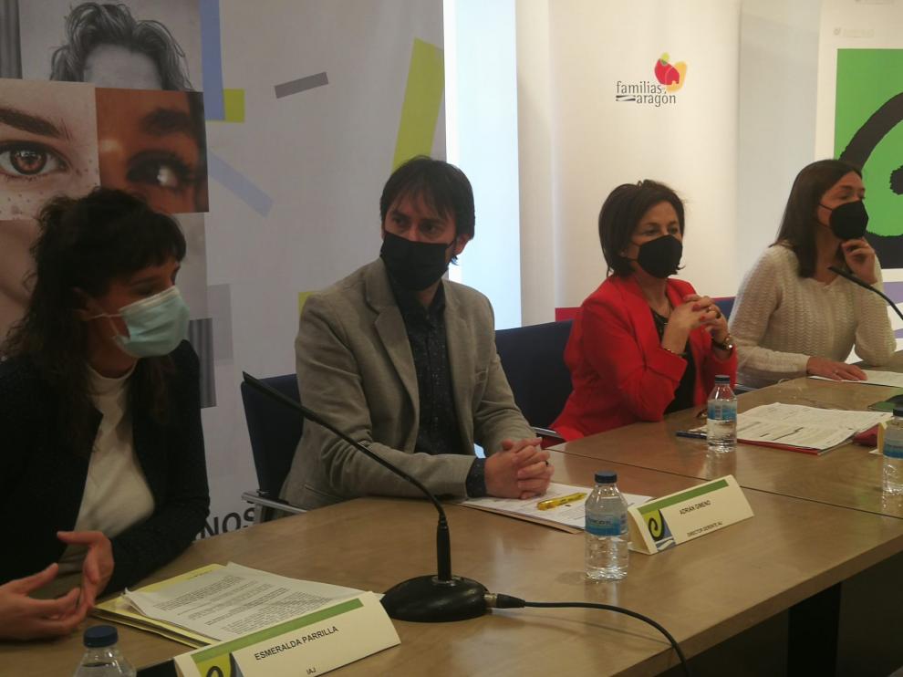Esmeralda Parrilla, Adrián Gimeno, Teresa Sevillano y Lola Fatás, este lunes, durante la presentación de los dos nuevos servicios de la DGA