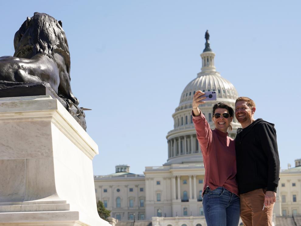Heather Kane y Jesse Beldon, de Rhode Island, se hacen un selfi frente a un Capitolio sin vallas.