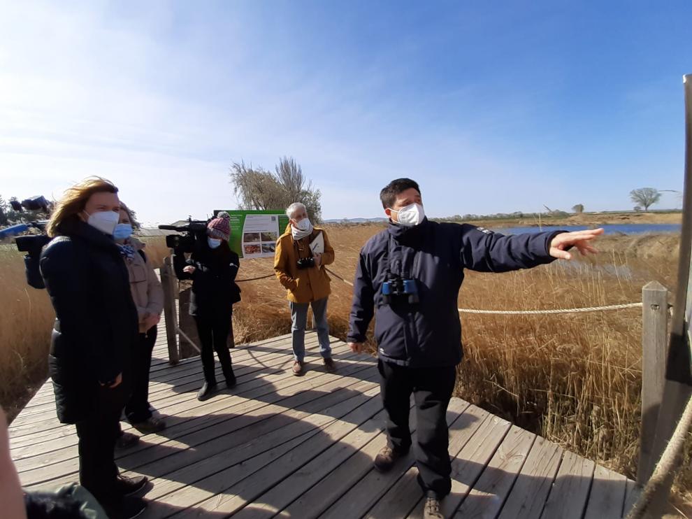 La presidenta de la CHE, María Dolores Pascual, en un acto celebrado en la Balsa de Larralde, en el barrio rural de Garrapinillos en Zaragoza