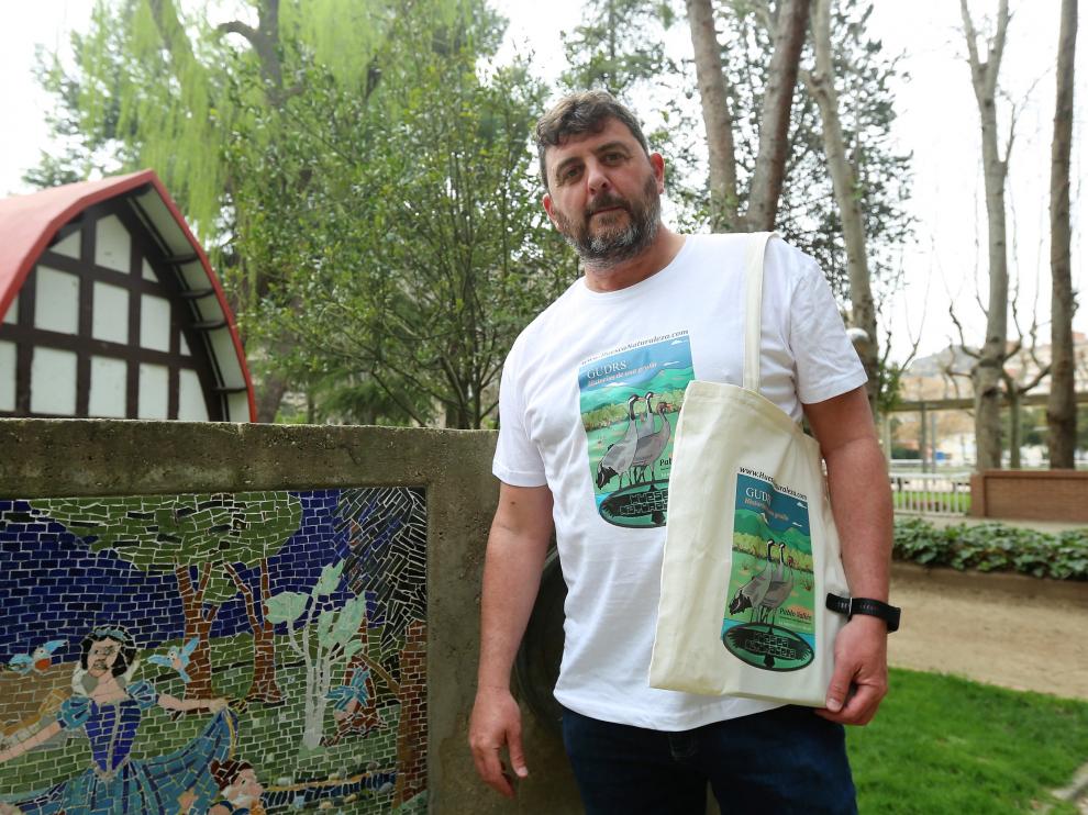 Pablo Vallés junto al mosaico de la Casita de Blancanieves del parque de Huesca que hizo su padre.