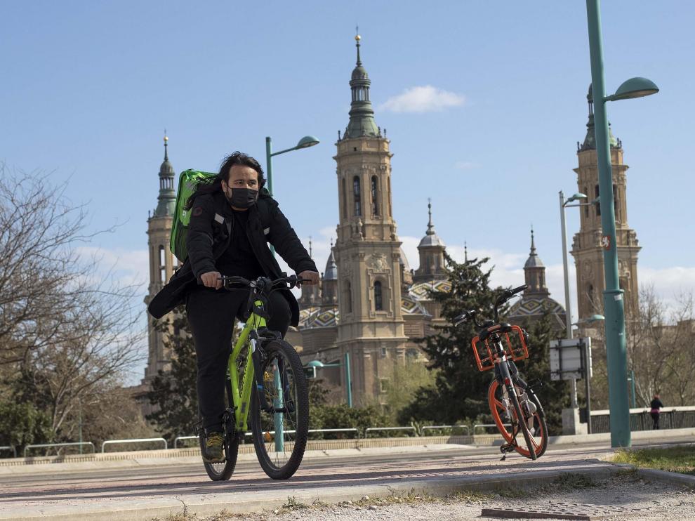 Un día con el 'rider' Javier Mendieta en Zaragoza.