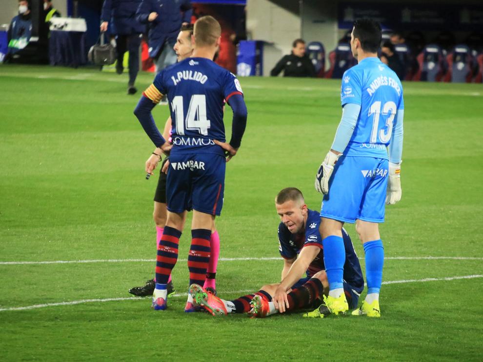 Vavro, tras notar las molestias que le obligaron a pedir la sustitución ante Osasuna.
