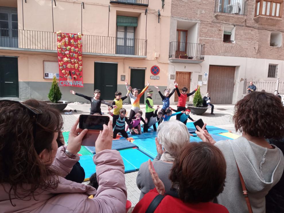 Las máscaras se colgaron en la fachada en la plaza del Ayuntamiento