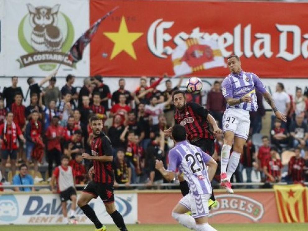 Miramón, del Reus, trata de despejar en el partido bajo sospecha contra el Valladolid.