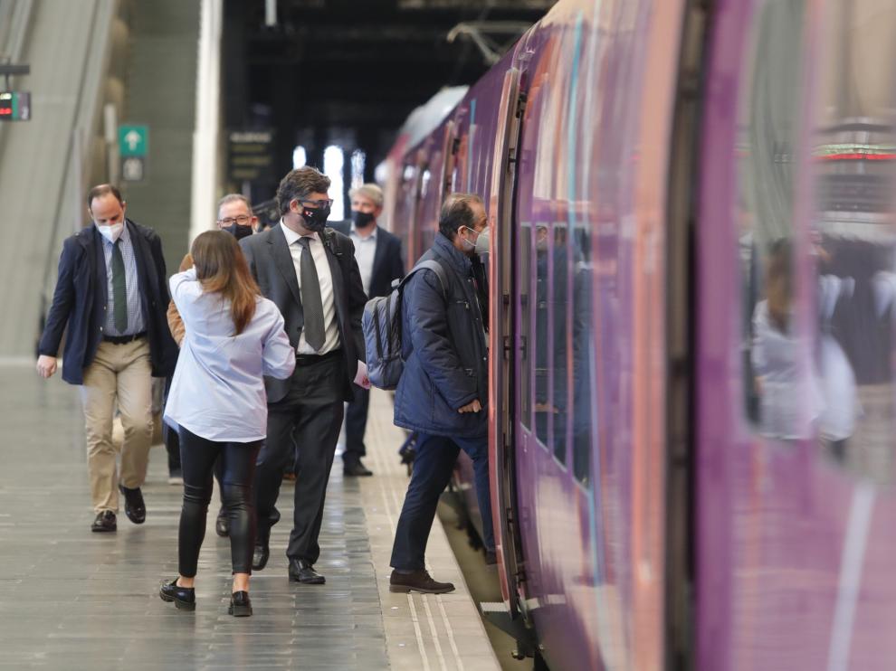 El AVLO hace la primera de sus ocho paradas diarias en la estación de Delicias