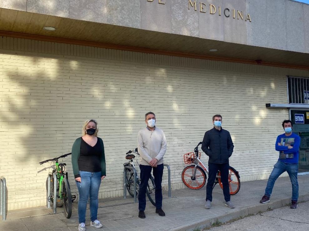 Esther Broset, Carlos Martín, Jesús Gonzalo y Nacho Aguiló, ante la Facultad de Medicina de Zaragoza.