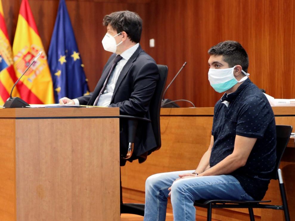 El acusado Julio Javier Pérez Lapeña, junto a su abogado Carlos Giménez, en la foto de archivo del juicio por Jurado celebrado en septiembre de 2020. Hoy se ha celebrado la vista del recurso ante el TSJA, ala que no ha acudido el condenado.