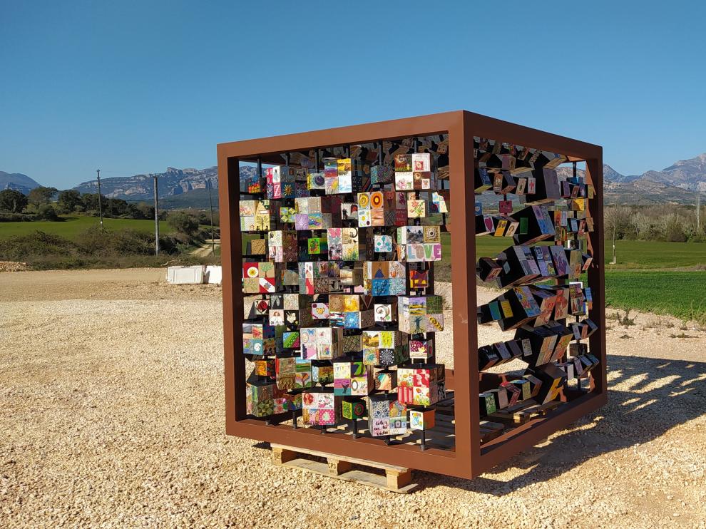 El Cubo Solidario se muestra como elemento de diálogo entre cultura popular y creación artística.