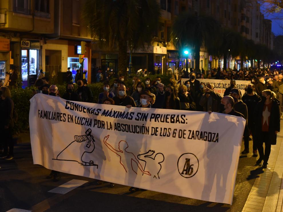 Una marcha recorrió ayer algunas calles del centro de Zaragoza en apoyo a los condenados.