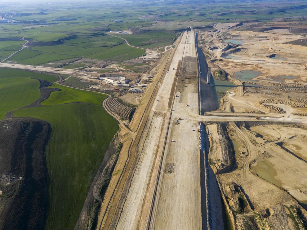 Imagen aérea de la construcción de uno de los diques del embalse de Almudévar.