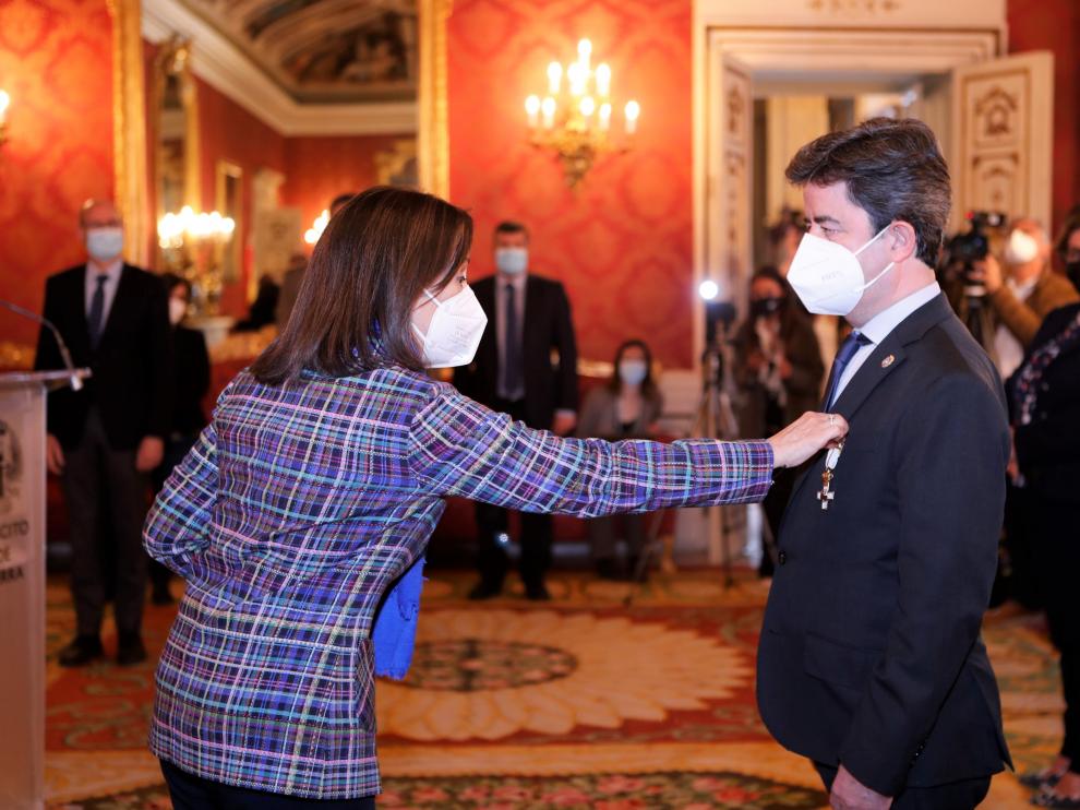La ministra de Defensa impone la condecoración a Luis Felipe.