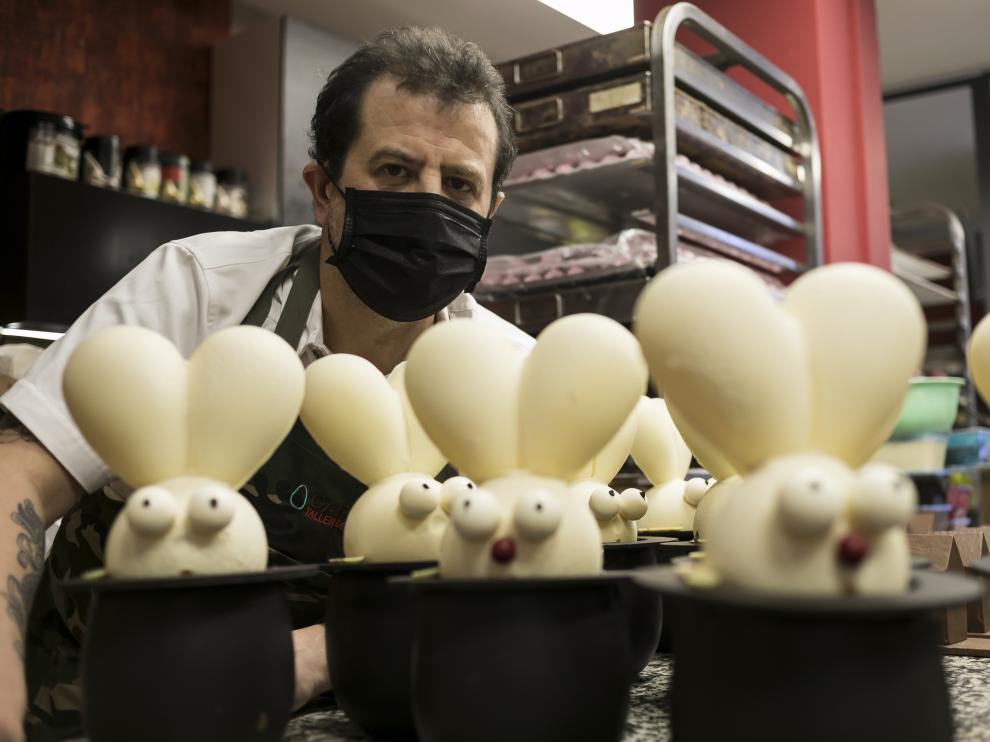 Luis Paracuellos, de Chocolates Capricho, con monas en forma de conejo y chistera.