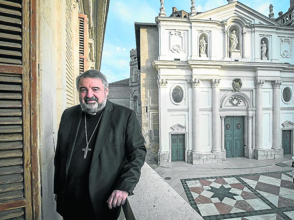 Carlos Escribano, en las dependencias del Arzobispado, con la Seo al fondo.