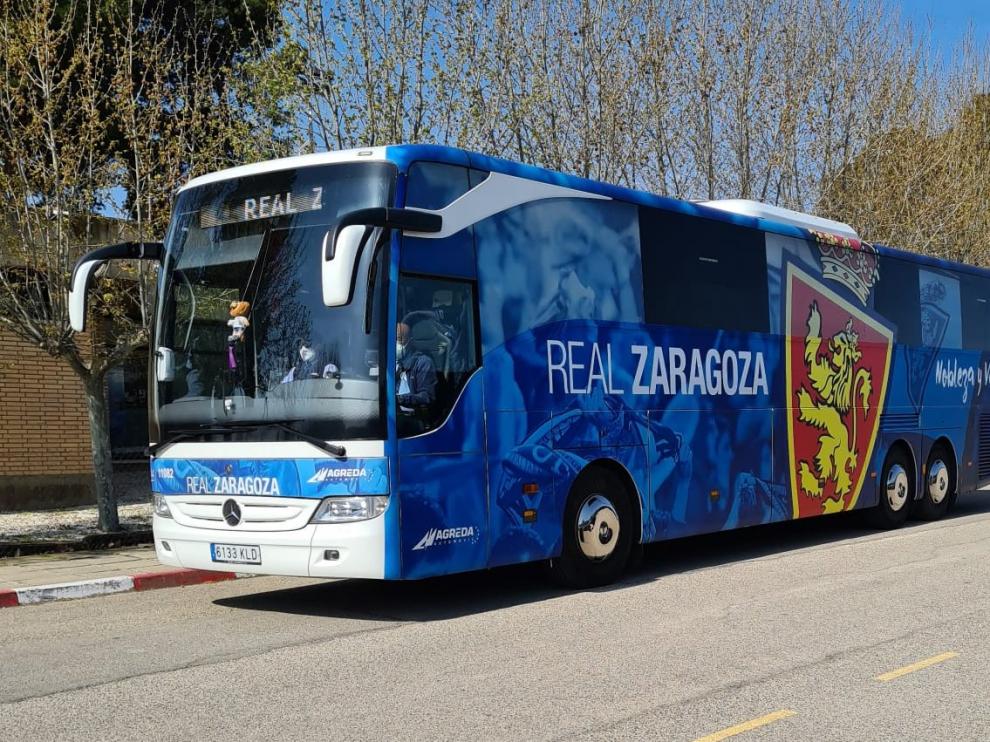 Imagen del autobús del Real Zaragoza, instantes antes de salir este sábado hacia Logroño.