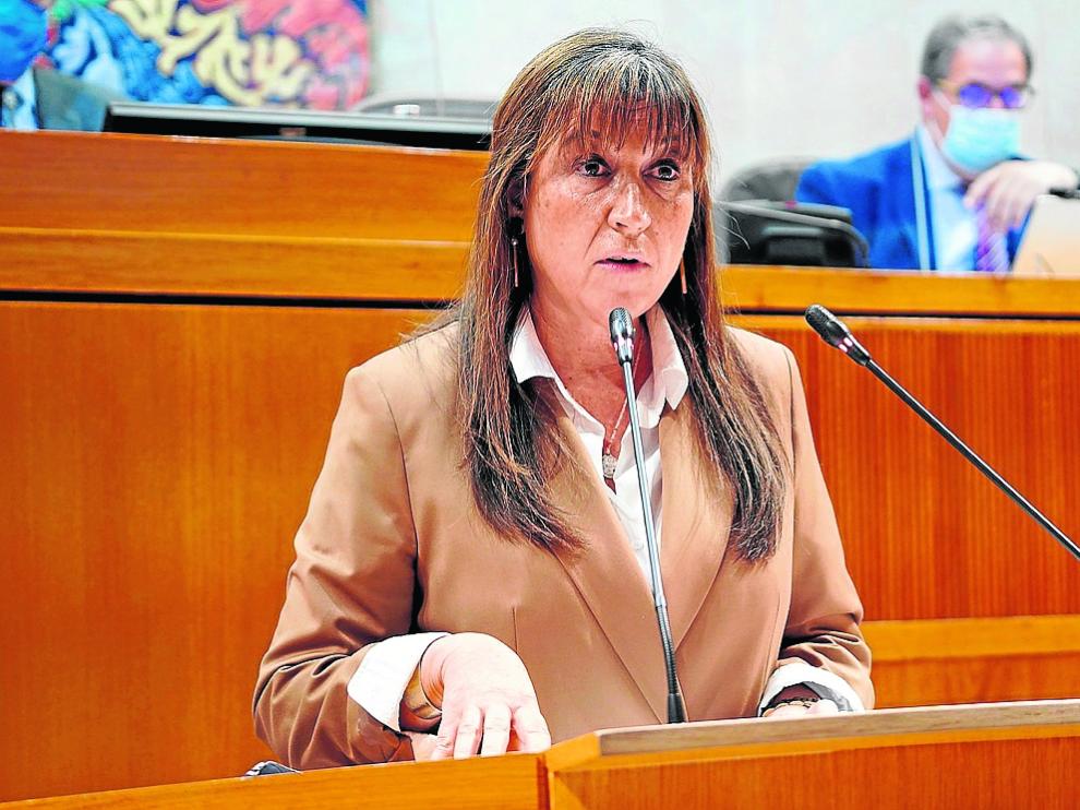 La consejera de Sanidad, Sira Repollés, en el pleno de las Cortes de Aragón